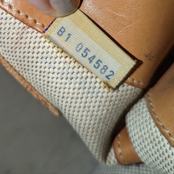 Dooney and Bourke signature cresent shoulder bag. - Picture 8 of 11